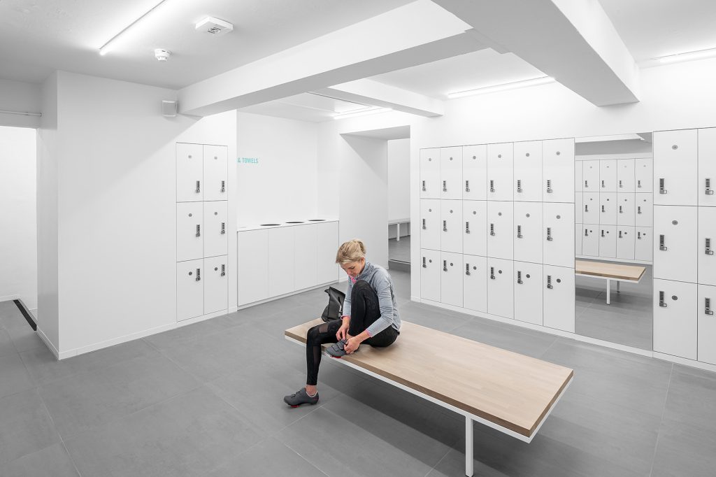 Khóa tủ locker thông minh không chỉ thay thế chìa khóa cơ mà còn giúp việc sử dụng và quản lý tủ trở nên thuận tiện, an toàn và linh hoạt hơn.