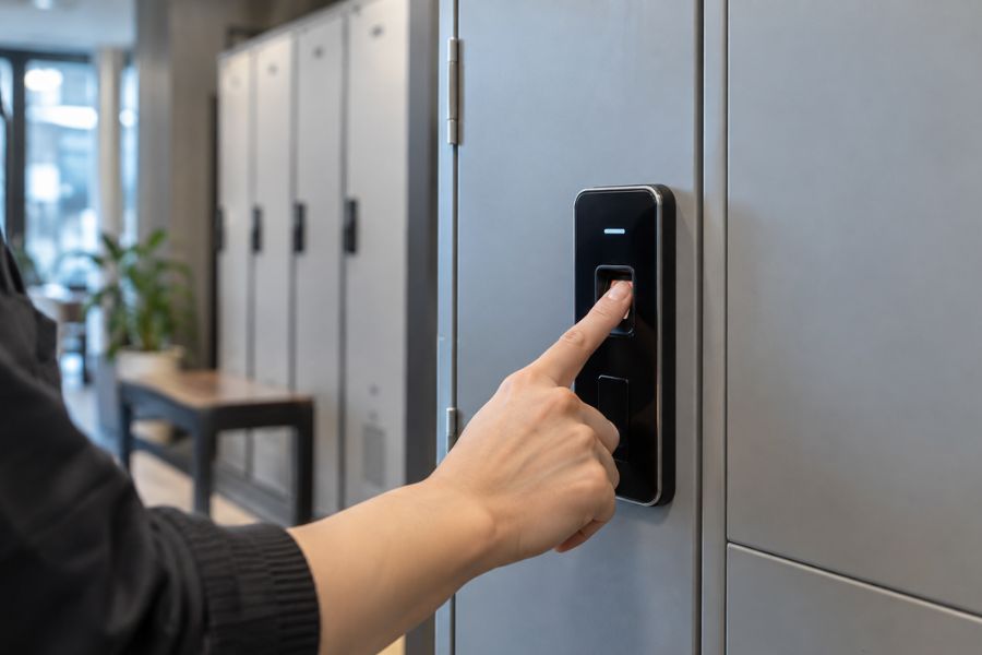 Khóa tủ locker vân tay sử dụng đặc điểm sinh trắc học của ngón tay để xác thực người dùng