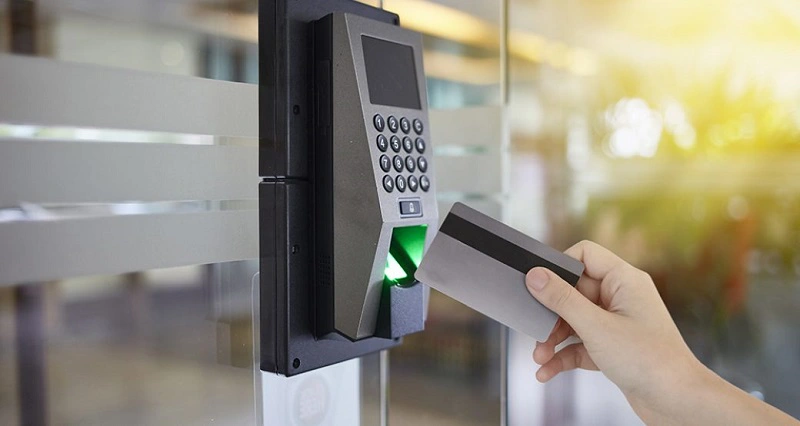 Hệ thống kiểm soát cửa ra vào đa phương thức cho phép sử dụng từ hai phương thức xác thực trở lên