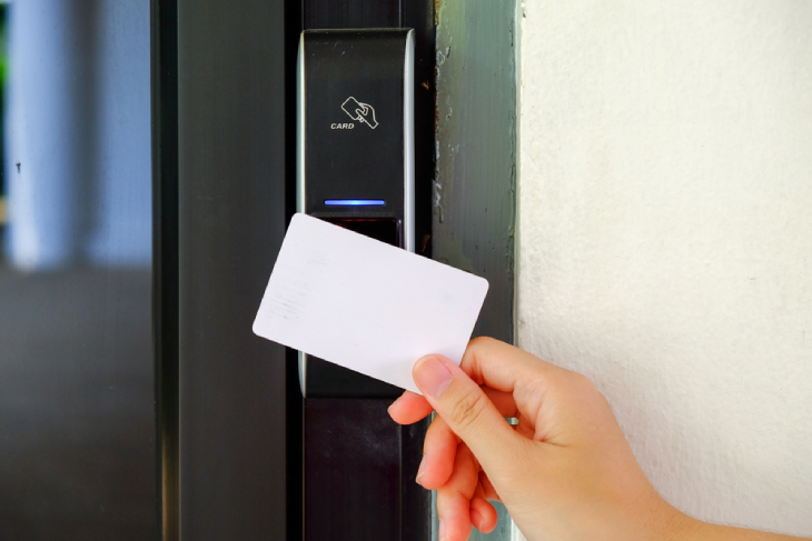 Khóa điện tử thẻ từ sử dụng công nghệ RFID hoặc NFC để xác thực người dùng