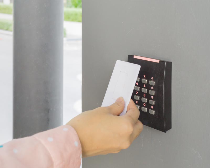 Máy chấm công thẻ từ nhận diện người dùng thông qua mã được lưu trên thẻ RFID hoặc thẻ cảm ứng cấp cho từng người