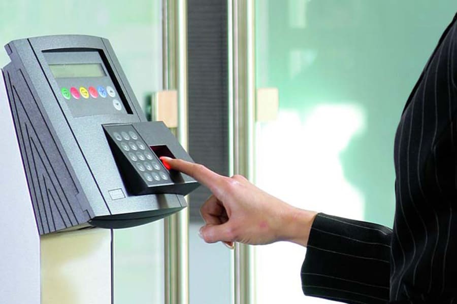 Hệ thống kiểm soát cửa ra vào được sử dụng trong nhiều loại công trình, từ văn phòng nhỏ đến nhà máy, tòa nhà hoặc các hệ thống