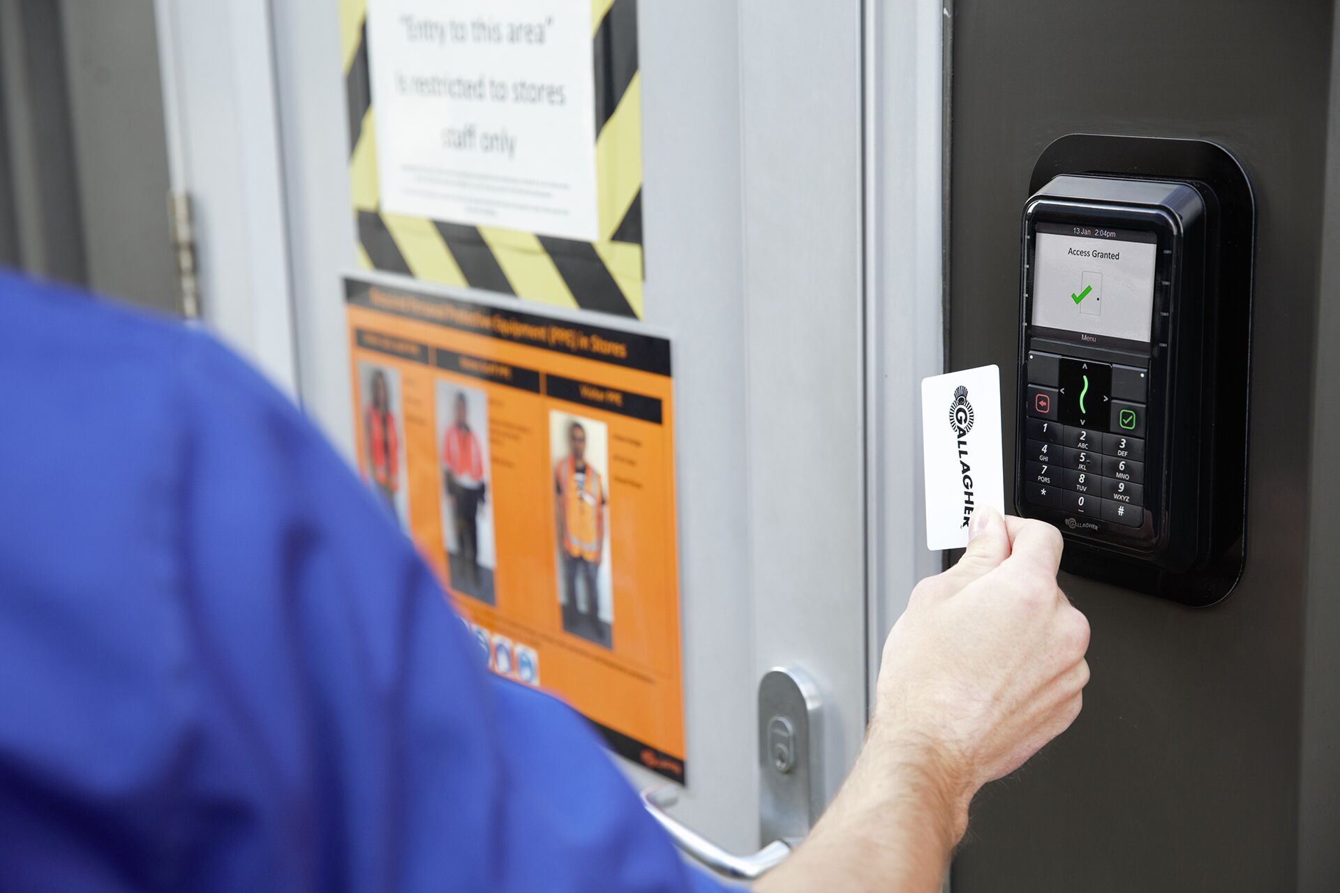 Kiểm soát cửa ra vào bằng thẻ từ (RFID) là một trong những giải pháp phổ biến nhờ dễ sử dụng và có chi phí triển khai tương đối hợp lý.