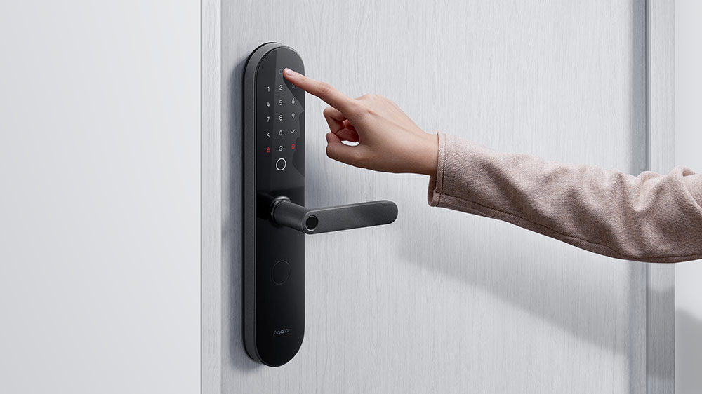 Khóa điện tử hoạt động bằng cách xác thực thông tin người dùng, sau đó kích hoạt cơ cấu điện để mở hoặc khóa chốt cửa.