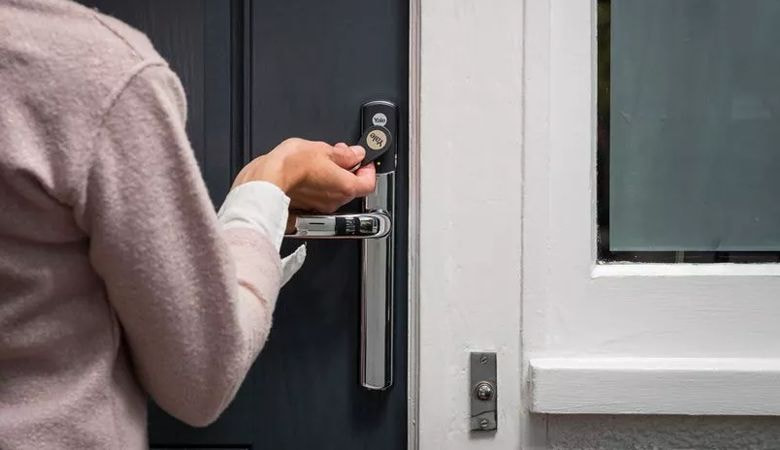 Khóa điện tử không chỉ giúp việc mở cửa nhanh và thuận tiện hơn mà còn mang đến nhiều lợi ích trong quản lý ra vào